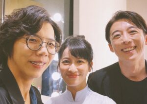 Yu Han Lien Instagram - 之前拍攝時
蘇導一直在我耳邊說：「你看他多愛你。」
我：「我的角色現在不能回應這個，你不要用你的少女心視角影響我角色啊啊啊啊！」
然後拍到凌晨殺青
早上就直接記者會了
突然沒有角色之後
我瞬間不知道怎麼面對高橋先生
在片場每天我的心臟跳得都好累
除了「早安你好」跟「明天見拜拜」
之外我完全說不出話
每天我都用五秒深呼吸擠出這幾句話就趕緊跑去梳化成角色的樣子
只有討論劇本和角色故事時才有辦法恢復正常
其它時候都趕緊飄走或是石化假裝我不在這裡
順利躲在角色後面活著
完整活到殺青真是太好了🥹
心臟爆擊的零日攻擊
On air殺青啦❤️

感謝妝髮/  @1989_megan 
服裝/  @shiatzychen

#高橋一生