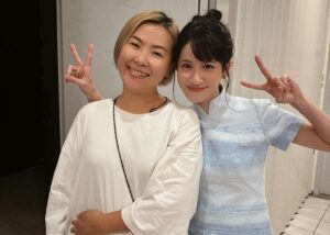 Yu Han Lien Instagram - 之前拍攝時
蘇導一直在我耳邊說：「你看他多愛你。」
我：「我的角色現在不能回應這個，你不要用你的少女心視角影響我角色啊啊啊啊！」
然後拍到凌晨殺青
早上就直接記者會了
突然沒有角色之後
我瞬間不知道怎麼面對高橋先生
在片場每天我的心臟跳得都好累
除了「早安你好」跟「明天見拜拜」
之外我完全說不出話
每天我都用五秒深呼吸擠出這幾句話就趕緊跑去梳化成角色的樣子
只有討論劇本和角色故事時才有辦法恢復正常
其它時候都趕緊飄走或是石化假裝我不在這裡
順利躲在角色後面活著
完整活到殺青真是太好了🥹
心臟爆擊的零日攻擊
On air殺青啦❤️

感謝妝髮/  @1989_megan 
服裝/  @shiatzychen

#高橋一生