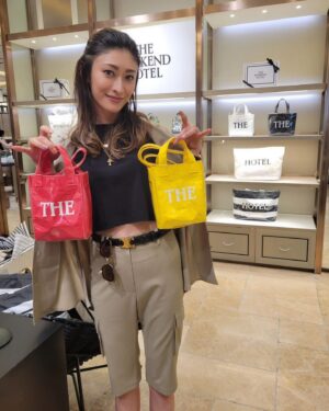 Yu Yamada Instagram - 銀座三越で今日から開催中のTHEWEEKENDHOTELのPOPUP SHOPで
お買い物しました♡

銀座三越の正面入ってすぐの場所で
27日(火)まで開催してるよー！！！

欲しかった5周年の限定Bagを３色ゲットして、早速使ってまーす♪

発色の良いCOLORで可愛い❤

着ているもののブランドはタグ付けしますね♡