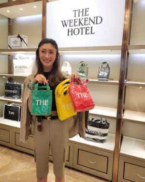 Yu Yamada Instagram - 銀座三越で今日から開催中のTHEWEEKENDHOTELのPOPUP SHOPで
お買い物しました♡

銀座三越の正面入ってすぐの場所で
27日(火)まで開催してるよー！！！

欲しかった5周年の限定Bagを３色ゲットして、早速使ってまーす♪

発色の良いCOLORで可愛い❤

着ているもののブランドはタグ付けしますね♡