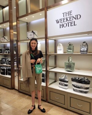 Yu Yamada Instagram - 銀座三越で今日から開催中のTHEWEEKENDHOTELのPOPUP SHOPで
お買い物しました♡

銀座三越の正面入ってすぐの場所で
27日(火)まで開催してるよー！！！

欲しかった5周年の限定Bagを３色ゲットして、早速使ってまーす♪

発色の良いCOLORで可愛い❤

着ているもののブランドはタグ付けしますね♡