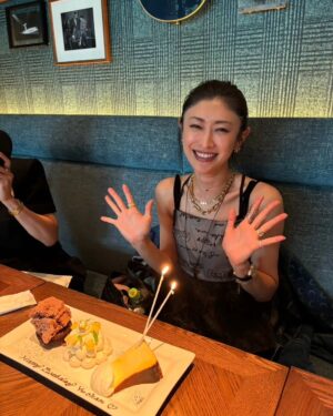Yu Yamada Instagram - 誕生日って
やっぱり嬉しいものですね♡♡♡

ありがとう❤

美女に囲まれて
色んなトーク♡♡♡♡

勉強になりました♡

運動もそろそろしないと！！！！