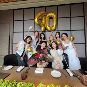 Yu Yamada Instagram - サプライズで誕生日をお祝いしてくれました。

まさかのマネージャーやヘアメイク
親太朗まで巻き込み、衣装を着て取材場まで行ったら
皆がいて頭の中が混乱(爆)

いやー、やられました(笑)

パワフルな皆にお祝いして貰って
エナジーチャージw

なかなか会えなかった方にも会えて、すごーく嬉しかったです！！！

ご飯もケーキも美味しかった♡

みんなーありがとう❤