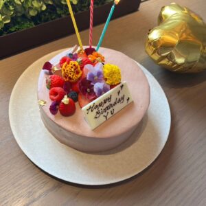 Yu Yamada Instagram - サプライズで誕生日をお祝いしてくれました。

まさかのマネージャーやヘアメイク
親太朗まで巻き込み、衣装を着て取材場まで行ったら
皆がいて頭の中が混乱(爆)

いやー、やられました(笑)

パワフルな皆にお祝いして貰って
エナジーチャージw

なかなか会えなかった方にも会えて、すごーく嬉しかったです！！！

ご飯もケーキも美味しかった♡

みんなーありがとう❤