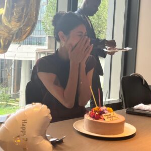 Yu Yamada Instagram - サプライズで誕生日をお祝いしてくれました。

まさかのマネージャーやヘアメイク
親太朗まで巻き込み、衣装を着て取材場まで行ったら
皆がいて頭の中が混乱(爆)

いやー、やられました(笑)

パワフルな皆にお祝いして貰って
エナジーチャージw

なかなか会えなかった方にも会えて、すごーく嬉しかったです！！！

ご飯もケーキも美味しかった♡

みんなーありがとう❤