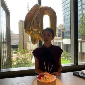 Yu Yamada Instagram - サプライズで誕生日をお祝いしてくれました。

まさかのマネージャーやヘアメイク
親太朗まで巻き込み、衣装を着て取材場まで行ったら
皆がいて頭の中が混乱(爆)

いやー、やられました(笑)

パワフルな皆にお祝いして貰って
エナジーチャージw

なかなか会えなかった方にも会えて、すごーく嬉しかったです！！！

ご飯もケーキも美味しかった♡

みんなーありがとう❤