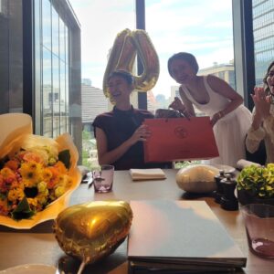 Yu Yamada Instagram - サプライズで誕生日をお祝いしてくれました。

まさかのマネージャーやヘアメイク
親太朗まで巻き込み、衣装を着て取材場まで行ったら
皆がいて頭の中が混乱(爆)

いやー、やられました(笑)

パワフルな皆にお祝いして貰って
エナジーチャージw

なかなか会えなかった方にも会えて、すごーく嬉しかったです！！！

ご飯もケーキも美味しかった♡

みんなーありがとう❤