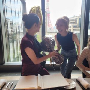 Yu Yamada Instagram - サプライズで誕生日をお祝いしてくれました。

まさかのマネージャーやヘアメイク
親太朗まで巻き込み、衣装を着て取材場まで行ったら
皆がいて頭の中が混乱(爆)

いやー、やられました(笑)

パワフルな皆にお祝いして貰って
エナジーチャージw

なかなか会えなかった方にも会えて、すごーく嬉しかったです！！！

ご飯もケーキも美味しかった♡

みんなーありがとう❤