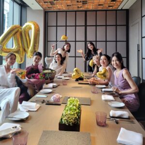 Yu Yamada Instagram - サプライズで誕生日をお祝いしてくれました。

まさかのマネージャーやヘアメイク
親太朗まで巻き込み、衣装を着て取材場まで行ったら
皆がいて頭の中が混乱(爆)

いやー、やられました(笑)

パワフルな皆にお祝いして貰って
エナジーチャージw

なかなか会えなかった方にも会えて、すごーく嬉しかったです！！！

ご飯もケーキも美味しかった♡

みんなーありがとう❤