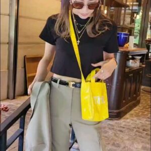 Yu Yamada Instagram - 銀座三越で今日から開催中のTHEWEEKENDHOTELのPOPUP SHOPで
お買い物しました♡

銀座三越の正面入ってすぐの場所で
27日(火)まで開催してるよー！！！

欲しかった5周年の限定Bagを３色ゲットして、早速使ってまーす♪

発色の良いCOLORで可愛い❤

着ているもののブランドはタグ付けしますね♡