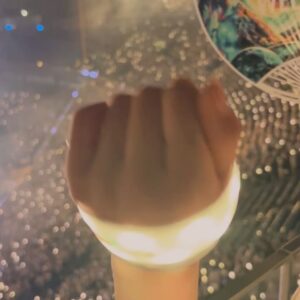 Yui Oguri Instagram - Mrs. GREEN APPLE 横浜スタジアム
観に行かせて頂きました🍏⚡️

やっと観に行けました！！！
好きな曲も沢山聴けて嬉しかったり…
ファンの皆さんの熱量と熱気が凄くて
とても素敵な時間でした。

地味に🍏色の服にして参戦…😶‍🌫️

ケセラセラ〜！

(撮影許可でた時の動画です⚠️)

#ミセスグリーンアップル 
#ゼンジン未到とヴェルトラウム