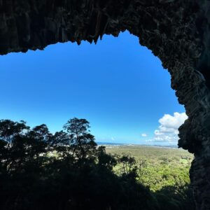 Yuji Hirayama Instagram - 日本に帰る前日、オーストラリアの岩を登るチャンスがあった🇦🇺
@lucyclimbing が僕をMt coolum に連れて行ってくれた⛰️
ブリスベンから車で1時間45分ぐらいSunshine cost 近くにある。ビーチが岩場から眺められるロケーション🏖️

そしてクライミングスタイルも無茶苦茶スペシャルだった。
オーバーハングにかなり飛び出たマクロホールドをニーバーを駆使して登るのだが、慣れてない僕は上手くニーバーが支えなくて尋常なくパンプした。アップのつもりだったけど何度も落ちそうだった。

オンサイトする事ができたけどほんと難しかった😅
 “Wholly Calamity” 
グレードは26

短いオーストラリア滞在を岩場で締めくくり最高のツアーでした。 @lucyclimbing 岩場に連れて行ってくれてありがとう✨✨🙏

The day before I returned to Japan, I had a chance to climb on rock in  Australia 🇦🇺 
@lucyclimbing took me to Mt Coolum⛰️
It's about an hour and 45 minutes by car from Brisbane, near Sunshine Cost. You can see the beach from the crags 🏖️

And the climbing style was also insanely special.
I feel like climbed on macro holds that were quite overhanging, using kneebars, but I wasn’t used to it, so my kneebars didn't support me well and I pumped like crazy. I was trying to warm up, but I almost fell many times.

I on-sighted but it was very hard😅
 “Wholly Calamity” 
The grade is 26.

It was a great tour that ended my short stay in Australia. Thank you @lucyclimbing for taking me to the crag✨✨🙏

@lucyclimbing 
@oj.reeves 
@thenorthface 
@thenorthface_climb 
@thenorthfacejp 
@climbskinspain 
@beal.official 
@sendclimbing 
@carbongrip 
@basecamp_mgmt 
@lasportivajp 
@basecamp_onlineshop 
@basecamp_import

#オーストラリア#クイーンズランド #mtcoolum #neverstopexploring #tnfathletes #tnfjp #ザノースフェイス #brisbane #australia #フリークライミング
