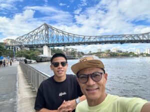 Yuji Hirayama Instagram - 短い時間でしたが、息子 @its_yuta1997 を訪ねて新しいチームに移籍したブリスベンへ🛫

現地での生活にもすっかり慣れ、チームメイトや仲間に囲まれ充実しているようで何よりです。

そしてオーストラリア🇦🇺で試合を観戦しました。
@peninsulapower vs @olympicfc 
試合は息子のスピードを生かした２ゴールもありpeninsula が勝ち、勝利の歌も聴けて満喫の試合でした✨✨⚽️

 It was only a short time but I went to Brisbane to visit my son @its_yuta1997 .🛫

He has completely gotten used to life there, and it's great to see that he is enjoying his time surrounded by his teammates and friends.

I watched the match in Australia 🇦🇺
@peninsulapower vs @olympicfc
The match was won by my son’s team Peninsula Power and my son scored two goals using his speed, and we also got to hear the victory song, so it was a very enjoyable match ✨✨⚽️

#ブリスベン #australia #peninsulapowerfc #npl #queensland
