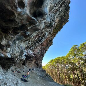 Yuji Hirayama Instagram - 日本に帰る前日、オーストラリアの岩を登るチャンスがあった🇦🇺
@lucyclimbing が僕をMt coolum に連れて行ってくれた⛰️
ブリスベンから車で1時間45分ぐらいSunshine cost 近くにある。ビーチが岩場から眺められるロケーション🏖️

そしてクライミングスタイルも無茶苦茶スペシャルだった。
オーバーハングにかなり飛び出たマクロホールドをニーバーを駆使して登るのだが、慣れてない僕は上手くニーバーが支えなくて尋常なくパンプした。アップのつもりだったけど何度も落ちそうだった。

オンサイトする事ができたけどほんと難しかった😅
 “Wholly Calamity” 
グレードは26

短いオーストラリア滞在を岩場で締めくくり最高のツアーでした。 @lucyclimbing 岩場に連れて行ってくれてありがとう✨✨🙏

The day before I returned to Japan, I had a chance to climb on rock in  Australia 🇦🇺 
@lucyclimbing took me to Mt Coolum⛰️
It's about an hour and 45 minutes by car from Brisbane, near Sunshine Cost. You can see the beach from the crags 🏖️

And the climbing style was also insanely special.
I feel like climbed on macro holds that were quite overhanging, using kneebars, but I wasn’t used to it, so my kneebars didn't support me well and I pumped like crazy. I was trying to warm up, but I almost fell many times.

I on-sighted but it was very hard😅
 “Wholly Calamity” 
The grade is 26.

It was a great tour that ended my short stay in Australia. Thank you @lucyclimbing for taking me to the crag✨✨🙏

@lucyclimbing 
@oj.reeves 
@thenorthface 
@thenorthface_climb 
@thenorthfacejp 
@climbskinspain 
@beal.official 
@sendclimbing 
@carbongrip 
@basecamp_mgmt 
@lasportivajp 
@basecamp_onlineshop 
@basecamp_import

#オーストラリア#クイーンズランド #mtcoolum #neverstopexploring #tnfathletes #tnfjp #ザノースフェイス #brisbane #australia #フリークライミング