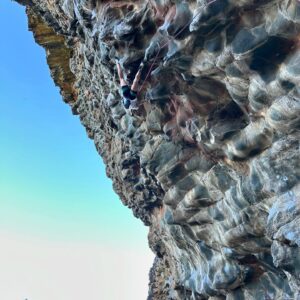 Yuji Hirayama Instagram - 日本に帰る前日、オーストラリアの岩を登るチャンスがあった🇦🇺
@lucyclimbing が僕をMt coolum に連れて行ってくれた⛰️
ブリスベンから車で1時間45分ぐらいSunshine cost 近くにある。ビーチが岩場から眺められるロケーション🏖️

そしてクライミングスタイルも無茶苦茶スペシャルだった。
オーバーハングにかなり飛び出たマクロホールドをニーバーを駆使して登るのだが、慣れてない僕は上手くニーバーが支えなくて尋常なくパンプした。アップのつもりだったけど何度も落ちそうだった。

オンサイトする事ができたけどほんと難しかった😅
 “Wholly Calamity” 
グレードは26

短いオーストラリア滞在を岩場で締めくくり最高のツアーでした。 @lucyclimbing 岩場に連れて行ってくれてありがとう✨✨🙏

The day before I returned to Japan, I had a chance to climb on rock in  Australia 🇦🇺 
@lucyclimbing took me to Mt Coolum⛰️
It's about an hour and 45 minutes by car from Brisbane, near Sunshine Cost. You can see the beach from the crags 🏖️

And the climbing style was also insanely special.
I feel like climbed on macro holds that were quite overhanging, using kneebars, but I wasn’t used to it, so my kneebars didn't support me well and I pumped like crazy. I was trying to warm up, but I almost fell many times.

I on-sighted but it was very hard😅
 “Wholly Calamity” 
The grade is 26.

It was a great tour that ended my short stay in Australia. Thank you @lucyclimbing for taking me to the crag✨✨🙏

@lucyclimbing 
@oj.reeves 
@thenorthface 
@thenorthface_climb 
@thenorthfacejp 
@climbskinspain 
@beal.official 
@sendclimbing 
@carbongrip 
@basecamp_mgmt 
@lasportivajp 
@basecamp_onlineshop 
@basecamp_import

#オーストラリア#クイーンズランド #mtcoolum #neverstopexploring #tnfathletes #tnfjp #ザノースフェイス #brisbane #australia #フリークライミング