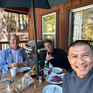 Yuji Hirayama Instagram - @hansflorine ハンスがそろそろ還暦を迎えると言うことで、共にコンペに出場したり、ヨセミテで時間を過ごした @mus_johan ヨハンと無計画で「ハンスに会いにヨセミテに行こう！！」と言うことになった。

まずは38年ぶりに1人でレンタカーを走らせヨセミテへ初めて入った道をマーセドからたどることから始まった。当時とほぼ同じ季節でのドライブで、乾き具合、木々の香り、目に入る景色などそのまま、ただ明らかに違うのは38年前はクライミングの夢を胸いっぱいに溜めた自分と、それなりに夢を全力でチャレンジした今の自分では感じ方が大きく変わっていて、公共バスで入った38年前、ガラス越しに現れる雑誌でしか観たことのない岩を観て声を上げていた自分を思いだした。

そんな自分がたどった、もう戻ることのできない時間を思いだすような旅になっている。

当時、過ごした仲間と再び時間を過ごし、忘れていた事が甦る、そんな時間を3日程過ごし、最高に楽しい✨✨✨
ハンス、ヨハンと共にどんな旅になるか楽しみ😆

@hansflorine Hans is about to turn 60, so @mus_johan Johan and I, who participated in competitions together and spent time in Yosemite, decided without any plan to go to Yosemite to see Hans!!

First, Driving a rental car alone I started by retracing the road from Merced that I first entered Yosemite 38 years ago. I drove in almost the same season as back then, and the dryness, the smell of the trees, the scenery I saw, etc. were the same, but what was clearly different was that 38 years ago, when I had my heart full of dreams about climbing, and now, I had challenged my dreams to do the best, my feelings have changed greatly. I remembered myself 38 years ago when I took a public bus and shouted out at the rocks that I'd only seen in magazines through the car window.

This trip that reminded me of the time I went through and can never go back.

It’s been a great time to spend time with the friends I spent back then and to remember things I had forgotten. It was a great time✨✨✨
I'm looking forward to what kind of trip it will be with Hans and Johan😆

@thenorthfacejp @thenorthface @thenorthface_climb 
@lasportivajp @beal.official @carbongrip @climbskinspain 
@basecamp_import @basecamp_hanno @basecamp_mgmt 
@yosemitenps @hansflorine @mus_johan

#neverstopexploring #tnfathletes #tnfjp #ザノースフェイス #yosemitenationalpark #tradclimbing #フリークライミング