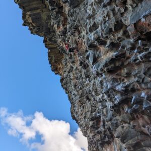 Yuji Hirayama Instagram - 日本に帰る前日、オーストラリアの岩を登るチャンスがあった🇦🇺
@lucyclimbing が僕をMt coolum に連れて行ってくれた⛰️
ブリスベンから車で1時間45分ぐらいSunshine cost 近くにある。ビーチが岩場から眺められるロケーション🏖️

そしてクライミングスタイルも無茶苦茶スペシャルだった。
オーバーハングにかなり飛び出たマクロホールドをニーバーを駆使して登るのだが、慣れてない僕は上手くニーバーが支えなくて尋常なくパンプした。アップのつもりだったけど何度も落ちそうだった。

オンサイトする事ができたけどほんと難しかった😅
 “Wholly Calamity” 
グレードは26

短いオーストラリア滞在を岩場で締めくくり最高のツアーでした。 @lucyclimbing 岩場に連れて行ってくれてありがとう✨✨🙏

The day before I returned to Japan, I had a chance to climb on rock in  Australia 🇦🇺 
@lucyclimbing took me to Mt Coolum⛰️
It's about an hour and 45 minutes by car from Brisbane, near Sunshine Cost. You can see the beach from the crags 🏖️

And the climbing style was also insanely special.
I feel like climbed on macro holds that were quite overhanging, using kneebars, but I wasn’t used to it, so my kneebars didn't support me well and I pumped like crazy. I was trying to warm up, but I almost fell many times.

I on-sighted but it was very hard😅
 “Wholly Calamity” 
The grade is 26.

It was a great tour that ended my short stay in Australia. Thank you @lucyclimbing for taking me to the crag✨✨🙏

@lucyclimbing 
@oj.reeves 
@thenorthface 
@thenorthface_climb 
@thenorthfacejp 
@climbskinspain 
@beal.official 
@sendclimbing 
@carbongrip 
@basecamp_mgmt 
@lasportivajp 
@basecamp_onlineshop 
@basecamp_import

#オーストラリア#クイーンズランド #mtcoolum #neverstopexploring #tnfathletes #tnfjp #ザノースフェイス #brisbane #australia #フリークライミング
