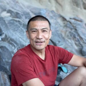 Yuji Hirayama Instagram - 日本に帰る前日、オーストラリアの岩を登るチャンスがあった🇦🇺
@lucyclimbing が僕をMt coolum に連れて行ってくれた⛰️
ブリスベンから車で1時間45分ぐらいSunshine cost 近くにある。ビーチが岩場から眺められるロケーション🏖️

そしてクライミングスタイルも無茶苦茶スペシャルだった。
オーバーハングにかなり飛び出たマクロホールドをニーバーを駆使して登るのだが、慣れてない僕は上手くニーバーが支えなくて尋常なくパンプした。アップのつもりだったけど何度も落ちそうだった。

オンサイトする事ができたけどほんと難しかった😅
 “Wholly Calamity” 
グレードは26

短いオーストラリア滞在を岩場で締めくくり最高のツアーでした。 @lucyclimbing 岩場に連れて行ってくれてありがとう✨✨🙏

The day before I returned to Japan, I had a chance to climb on rock in  Australia 🇦🇺 
@lucyclimbing took me to Mt Coolum⛰️
It's about an hour and 45 minutes by car from Brisbane, near Sunshine Cost. You can see the beach from the crags 🏖️

And the climbing style was also insanely special.
I feel like climbed on macro holds that were quite overhanging, using kneebars, but I wasn’t used to it, so my kneebars didn't support me well and I pumped like crazy. I was trying to warm up, but I almost fell many times.

I on-sighted but it was very hard😅
 “Wholly Calamity” 
The grade is 26.

It was a great tour that ended my short stay in Australia. Thank you @lucyclimbing for taking me to the crag✨✨🙏

@lucyclimbing 
@oj.reeves 
@thenorthface 
@thenorthface_climb 
@thenorthfacejp 
@climbskinspain 
@beal.official 
@sendclimbing 
@carbongrip 
@basecamp_mgmt 
@lasportivajp 
@basecamp_onlineshop 
@basecamp_import

#オーストラリア#クイーンズランド #mtcoolum #neverstopexploring #tnfathletes #tnfjp #ザノースフェイス #brisbane #australia #フリークライミング
