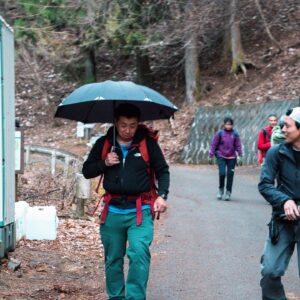 Yuji Hirayama Instagram - The first experience is big in the life.
We went to Futagoyama for 2 days.
And weather was really extreme.
Wet,windy and cold….
Even those I hope it was special days.
Thanks for choosing us for your unforgettable day🙏

人生で初めての経験は大きいです。
二子山に2日間行きました。
天気は本当にひどかったです。
雨、風、寒さ…。
それでも特別な日だったと思います。
忘れられない一日のために我々を選んでくださりありがとうございました🙏

1. Group shot in Futagoyama ✨✨🙌
2. Ladies on the way to go up Futagoyama⛰️
3. Boys on the to go Futagoyama⛰️
4. First experience at outdoor climbing @tristansummertime ✨✨
5. @projectsend.sg crew @akmal_aziz 🕶️ 
6. I’m on Karajisi 🦁
7. Show time is over 😆
8. Takarin @basecamp_kinshicho 🕺
9. @maechan82kgclimber bringing umbrella and smiles😆⛱️
10. “Ogano jime”Wrap up the first experience of outdoor climbing next week will go first outdoor bouldering experience 🌸✨🪨

@projectsend.sg 
@basecamp_mgmt 
@basecamp_iruma 
@basecamp_onlineshop 

#firstexperience #outdoorclimbing #singapore #mtfutago #neverstopexploring 
#tnfathletes 
#tnfjp 
#ザノースフェイス