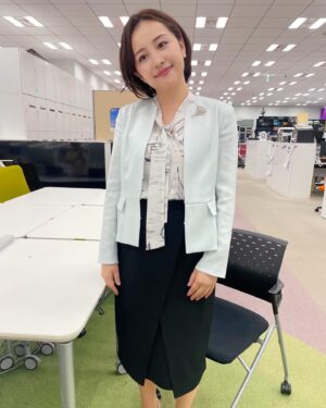 Yuka Aiuchi Instagram - 今週も怒涛の1週間でした。
良い週末をお過ごしください♪

jacket #anai
blouse #pinkyanddianne 
dress #lanvincollection 
skirt #tonal
