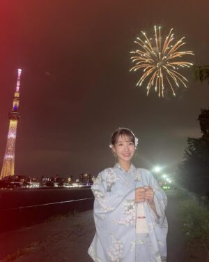 Yuki Kashiwagi Instagram - ༝༚┈❁┈༚༝

隅田川花火大会2024🎇

中継先からのリポートを担当させて
いただきました！☺️🎤

間近で見る花火は迫力があって
とっても綺麗だった〜😌🎆

#花火大会