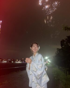 Yuki Kashiwagi Instagram - ༝༚┈❁┈༚༝

隅田川花火大会2024🎇

中継先からのリポートを担当させて
いただきました！☺️🎤

間近で見る花火は迫力があって
とっても綺麗だった〜😌🎆

#花火大会