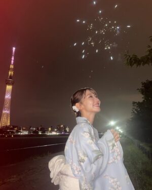 Yuki Kashiwagi Instagram - ༝༚┈❁┈༚༝

隅田川花火大会2024🎇

中継先からのリポートを担当させて
いただきました！☺️🎤

間近で見る花火は迫力があって
とっても綺麗だった〜😌🎆

#花火大会