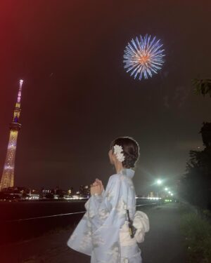 Yuki Kashiwagi Instagram - ༝༚┈❁┈༚༝

隅田川花火大会2024🎇

中継先からのリポートを担当させて
いただきました！☺️🎤

間近で見る花火は迫力があって
とっても綺麗だった〜😌🎆

#花火大会