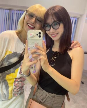 Yuki Kashiwagi Instagram - 𓂃𓊝𓄹𓄺

さえゆき🐰🍑✨

サングラスお揃いチョイスしたよん😎

@resee.official