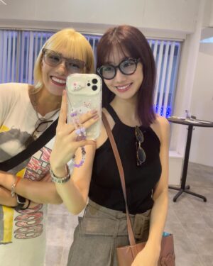 Yuki Kashiwagi Instagram - 𓂃𓊝𓄹𓄺

さえゆき🐰🍑✨

サングラスお揃いチョイスしたよん😎

@resee.official