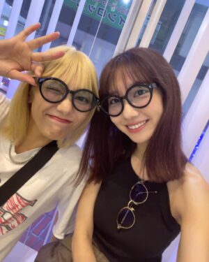 Yuki Kashiwagi Instagram - 𓂃𓊝𓄹𓄺

さえゆき🐰🍑✨

サングラスお揃いチョイスしたよん😎

@resee.official