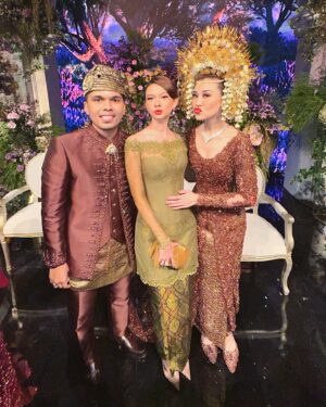 Yuki Kato Instagram - The day is here! Congratulation on your wedding my dear @aaliyah.massaid and @thariqhalilintar ✨

Cheers to love, laughter, and happily ever after!

#diaryukikato