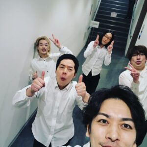 Yuki Kubota Instagram - 舞台『#正偽の芸能プロダクション』千秋楽＆配信ありがとうございました！
刺激たっぷりの時間、最高の座組でした。
氣楽でした。
ありがとうございます！
#鈴木おさむ #今田耕司 #りんたろー。 #山本彰吾 #平井まさあき #久保田悠来
