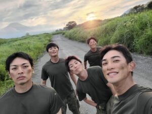 Yuki Kubota Instagram - 『#テッパチ』ご視聴ありがとうございました。
大木班長は自分のこれまでの役より心身ともに新しいタイプの役でとてもやりがいのある作品でした。
そして何よりそれを受け止めてくれた班員のみんな、そしていつも暖かく支えてくれたスタッフの皆様のおかげです。
そして座長町田啓太氏と佐野勇斗氏。
二部からの僕たちにも気さくに接してくれ、いつも作品を良くしようとするその姿勢には刺激もらいました。
この夏この座組、メンバーに出逢えたことは好運です。
青春の夏。
一部のメンバーも一緒にいなかったのにやはり仲間でした。
テッパチ、ありがとうございます。
大木班最高！
オールアップ筋肉パンプアップ！