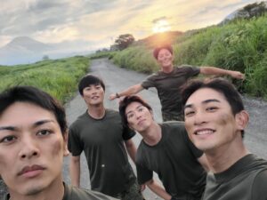 Yuki Kubota Instagram - 『#テッパチ』ご視聴ありがとうございました。
大木班長は自分のこれまでの役より心身ともに新しいタイプの役でとてもやりがいのある作品でした。
そして何よりそれを受け止めてくれた班員のみんな、そしていつも暖かく支えてくれたスタッフの皆様のおかげです。
そして座長町田啓太氏と佐野勇斗氏。
二部からの僕たちにも気さくに接してくれ、いつも作品を良くしようとするその姿勢には刺激もらいました。
この夏この座組、メンバーに出逢えたことは好運です。
青春の夏。
一部のメンバーも一緒にいなかったのにやはり仲間でした。
テッパチ、ありがとうございます。
大木班最高！
オールアップ筋肉パンプアップ！