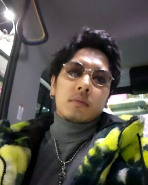 Yuki Kubota Instagram - 物語の始まりの一部に携われたこと、柄とガラの悪さをそえられたこと、光栄です。
#風間公親 #教場0 #お久しぶりのツーショット