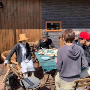 Yukihiro Takahashi Instagram - 福しま家が、皆さんで来てくれて、短い間だったけれど．賑やかで楽しかった。
そして、美味しかった😆　　さらに皆さん万全の体制で来てくれたので安心して、、、
パスキャルはいつもより沢山遊んでもらって、もう大満足。そして自分より早く歩く(走る？)．人とのお散歩も、初めて。
#family 
#pascal