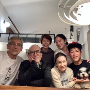 Yukihiro Takahashi Instagram - 福しま家が、皆さんで来てくれて、短い間だったけれど．賑やかで楽しかった。
そして、美味しかった😆　　さらに皆さん万全の体制で来てくれたので安心して、、、
パスキャルはいつもより沢山遊んでもらって、もう大満足。そして自分より早く歩く(走る？)．人とのお散歩も、初めて。
#family 
#pascal