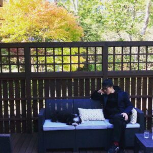Yukihiro Takahashi Instagram - もういいでしょ！ゆったんパパンはこうして君と一緒だよ。明日はちゃんとお散歩しよね。力だって負けないよ。かけっこはどうかなぁ、、、転べないからね。
#pascal 
#楽しかった
＃嬉しかった