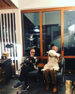 Yukihiro Takahashi Instagram - ワンこ達はただ可愛いだけさ！
パスキャル、だいぶお兄さんのアルフと記念撮影だけれど、もう少しイタズラは辞めて、静かな子になろうね。お互いパパ
達はそう思ってるからね。可愛いね！
#pascal 
#alufelgen