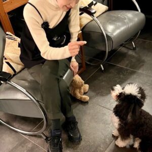 Yukihiro Takahashi Instagram - 妻　喜代美の誕生日、1年はあっという間。恒例になりそうな食事にも行けた。来年ももっと行きたいな。
もっともっと感謝しなければ、彼女が僕をここにこうして生きながらえさせてくれる事へのお返し(お礼)にはならないな。残念ながら、病気はまだ消えてはくれない。
でも彼女はここからも闘わなければと何時もいう。
そう、僕はまだいなくなるわけにはいかないんだ。音も創りたいパスキャルもいるしね。彼も今日はママにあまえて、沢山"おめでとう！いつまでもそばにいてね"
の嵐だね。
#pascul 
#mère