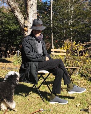 Yukihiro Takahashi Instagram - 日向ぼっこ。パスキャルは少し暑いって！
うん、黒いとこだけ暑くなるよね。
少しお日様にあたって免疫力アップ！
パスキャルはやはり可愛いや。
#pascal 
#sunlight