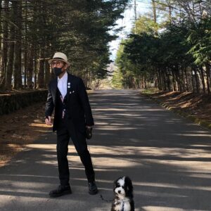 Yukihiro Takahashi Instagram - さて、パスキャルと家の近所をお散歩、
まだまだ足元がおぼつかない、、、坂道怖い。同じの(動画)が何度も出てきます🙇‍♂️🙏✨
#pascal 
#お散歩 
#angel