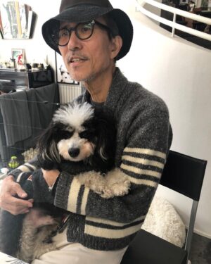 Yukihiro Takahashi Instagram - 新年、お揃いっぽい色合いの服着て(ぐれーに白のアクセントね。僕はthom Browneですぐそれなつぽくなりますね。トリコロールはいつてきますが

#thombrowne 

#pascul 
#おそろいコーディネート