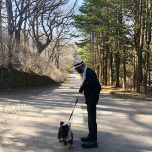 Yukihiro Takahashi Instagram - さて、パスキャルと家の近所をお散歩、
まだまだ足元がおぼつかない、、、坂道怖い。同じの(動画)が何度も出てきます🙇‍♂️🙏✨
#pascal 
#お散歩 
#angel