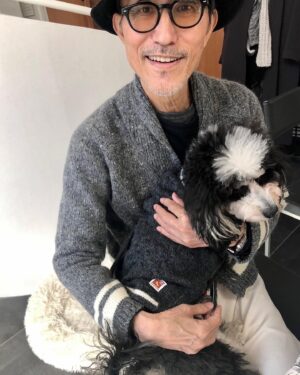 Yukihiro Takahashi Instagram - 新年、お揃いっぽい色合いの服着て(ぐれーに白のアクセントね。僕はthom Browneですぐそれなつぽくなりますね。トリコロールはいつてきますが

#thombrowne 

#pascul 
#おそろいコーディネート