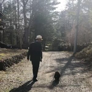 Yukihiro Takahashi Instagram - さて、パスキャルと家の近所をお散歩、
まだまだ足元がおぼつかない、、、坂道怖い。同じの(動画)が何度も出てきます🙇‍♂️🙏✨
#pascal 
#お散歩 
#angel