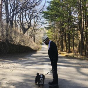 Yukihiro Takahashi Instagram - さて、パスキャルと家の近所をお散歩、
まだまだ足元がおぼつかない、、、坂道怖い。同じの(動画)が何度も出てきます🙇‍♂️🙏✨
#pascal 
#お散歩 
#angel