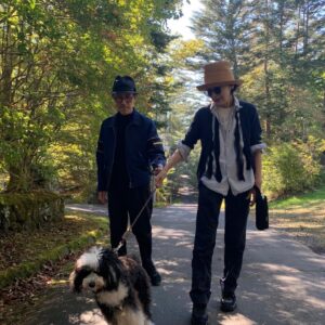 Yukihiro Takahashi Instagram - 天辰さん夫妻がかきてくれて、パスキャルと散歩の3人写真が撮れました。僕は科学治療の時、目をつむって、こんなワンコとの散歩の様子を夢見てたんだ。
#pascal 
#散歩 
#ゆめみた