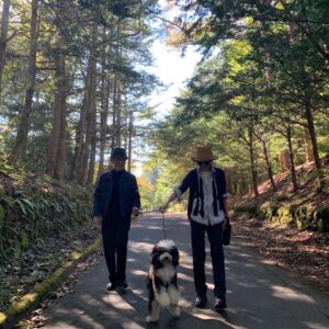 Yukihiro Takahashi Instagram - 天辰さん夫妻がかきてくれて、パスキャルと散歩の3人写真が撮れました。僕は科学治療の時、目をつむって、こんなワンコとの散歩の様子を夢見てたんだ。
#pascal 
#散歩 
#ゆめみた